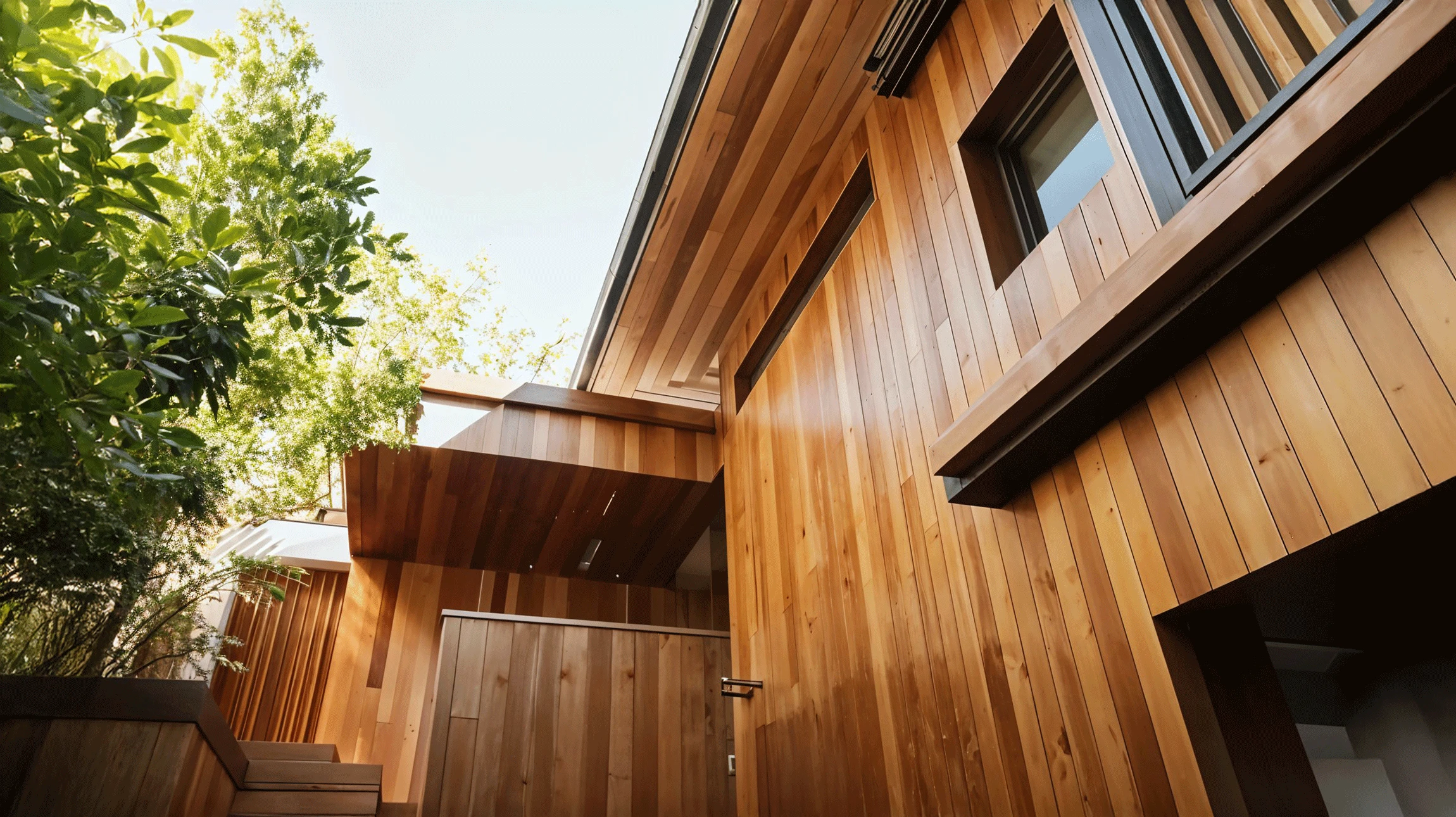 Façade extérieure d'architecture contemporaine avec bardage bois vertical en lames de cèdre naturel
