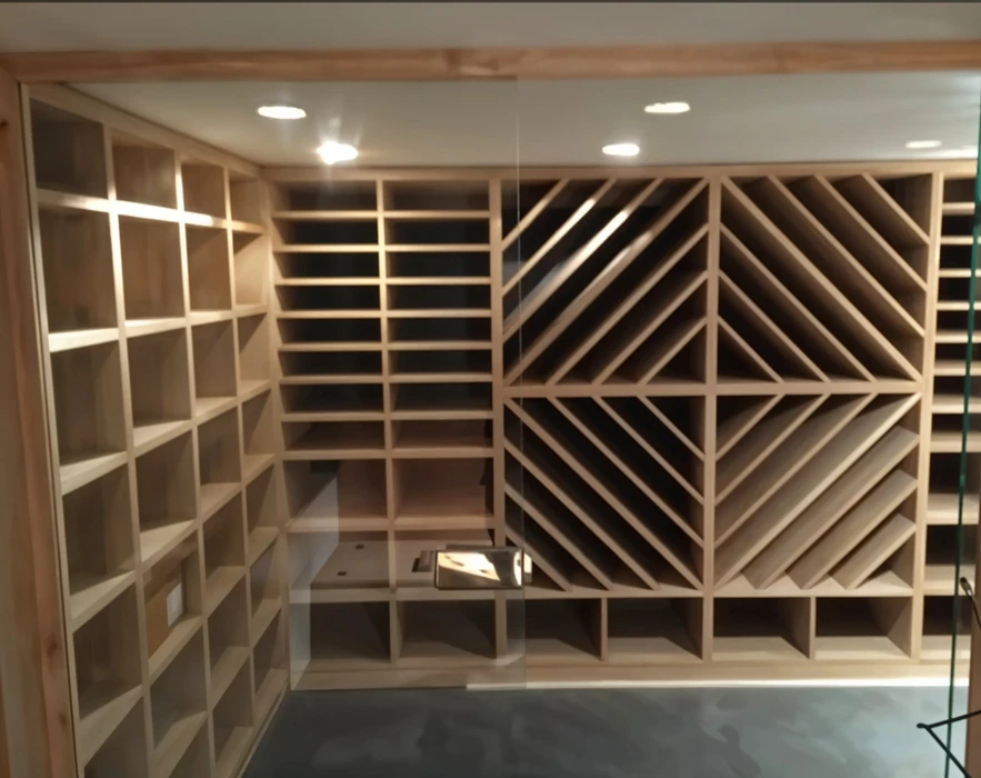 Cave à vin sur mesure en bois clair avec rangements modulaires