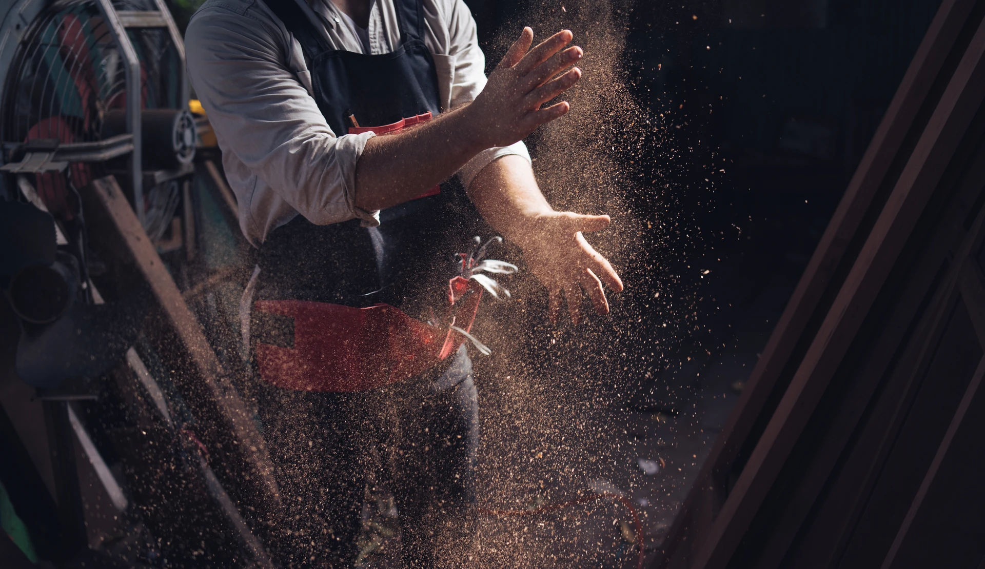 Portrait d'un ouvrier dans l'atelier de menuiserie