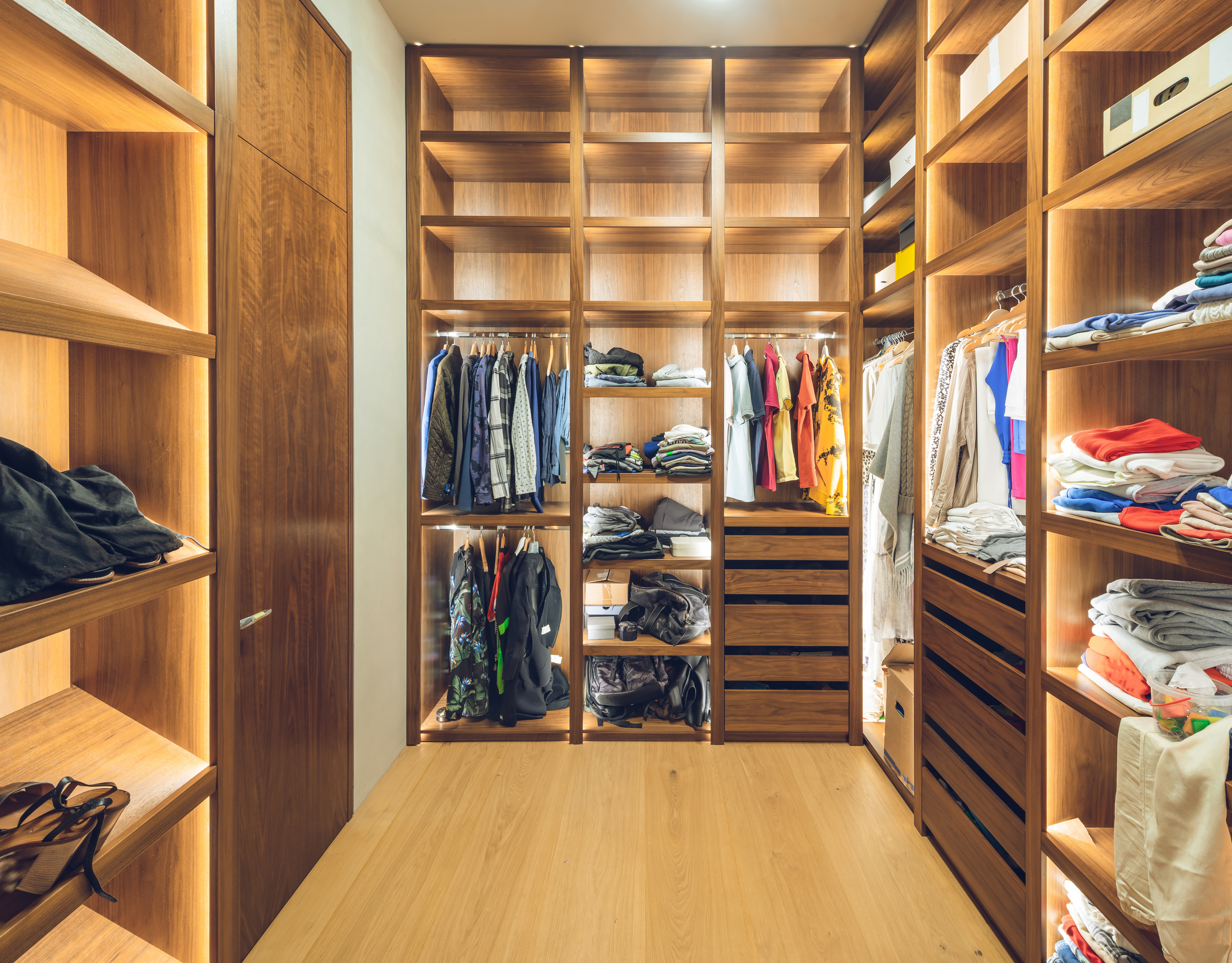 Comment aménager un dressing sur mesure qui transforme une pièce